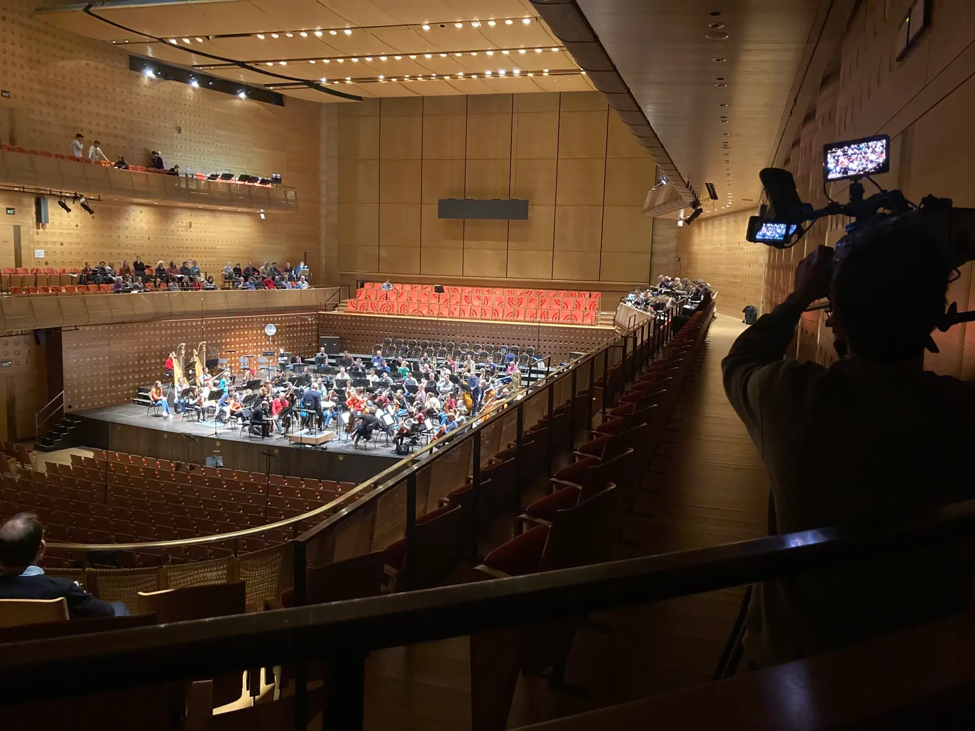 Video cameraman In de Koningin Elisabethzaal aan het filmen voor een symfonisch orkest van Antwerp Symphony Orchestra
